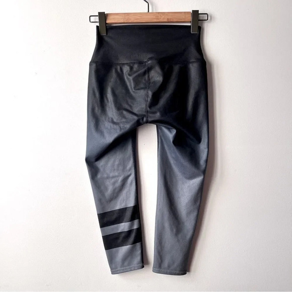 Alo Yoga Gray Gradient Ombre Stripe Airbrush Capri Leggings Size XS - Picture 2 of 6
